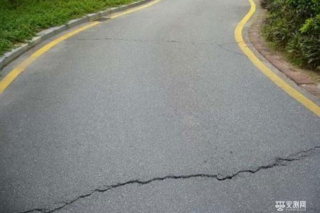 水泥混凝土路面的裂缝原因及预防